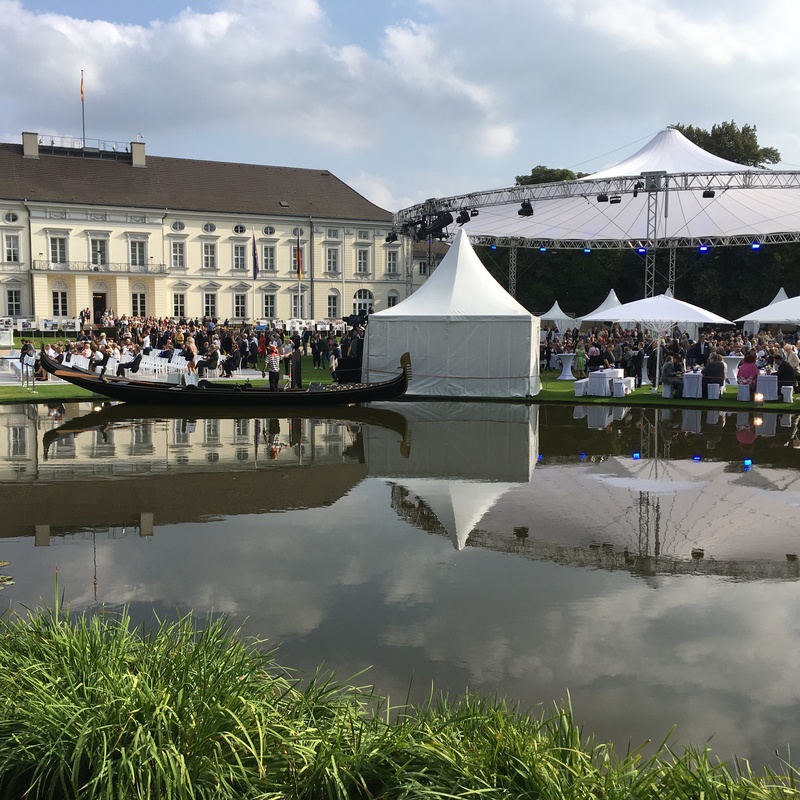 Exklusives Firmenevent in Berlin: Teambuilding und Incentive auf einer venezianischen Gondel.