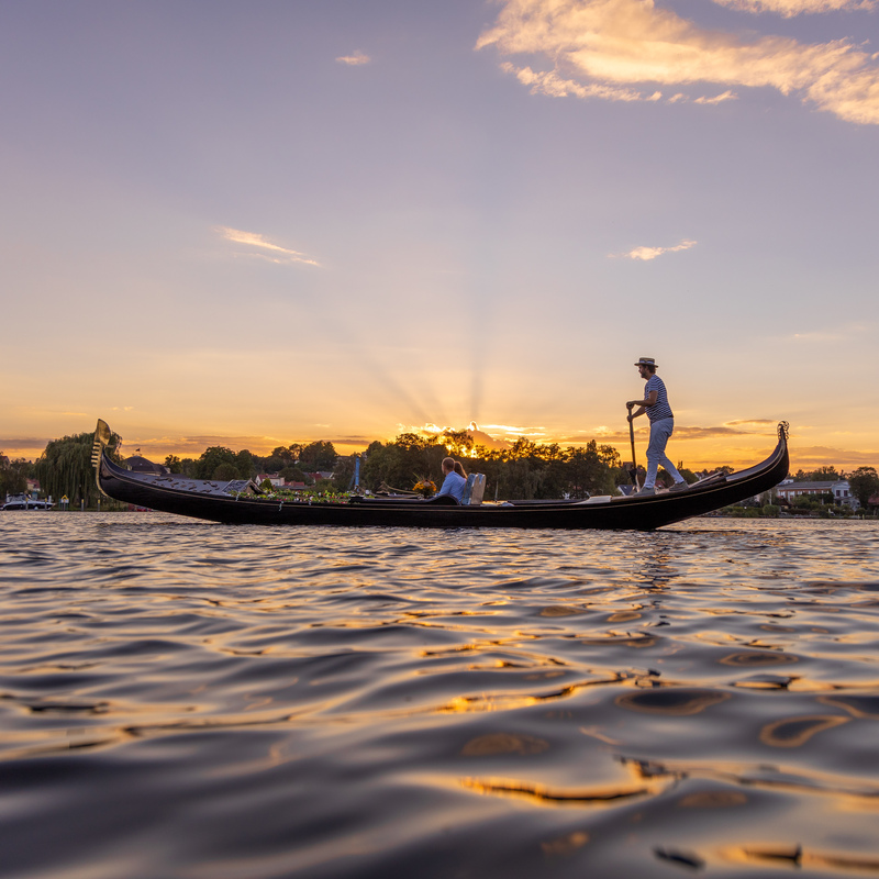 Romantische Date-Idee in Berlin: Private Gondelfahrt auf der Spree bei Sonnenuntergang.