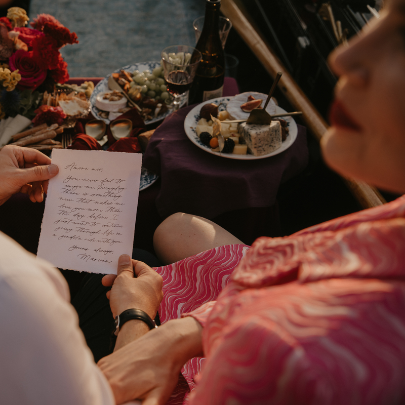 Romantische Date-Idee in Berlin: Private Gondelfahrt auf der Spree bei Sonnenuntergang.