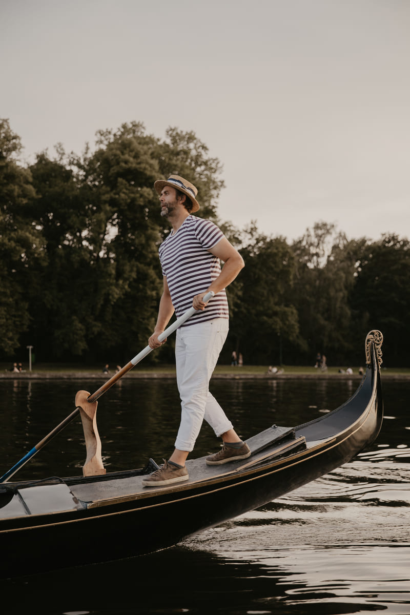 Alexander Fuchs, der Gondoliere von Gondelfox, steuert eine original venezianische Gondel in Berlin.