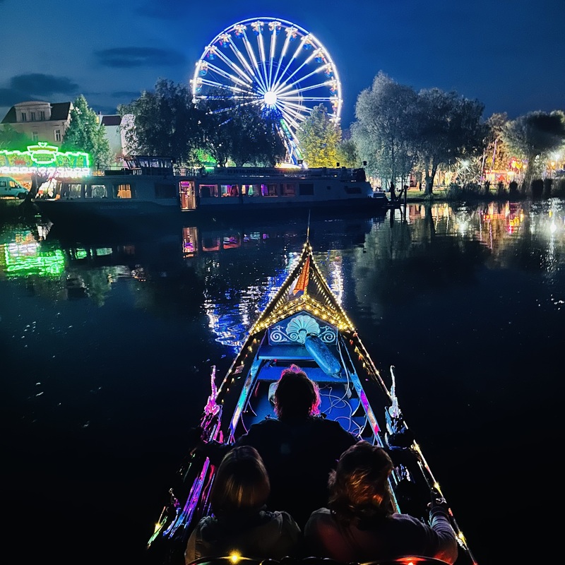 Romantische Nachtfahrt in Berlin: Die beleuchtete Stadt exklusiv vom Wasser aus erleben.